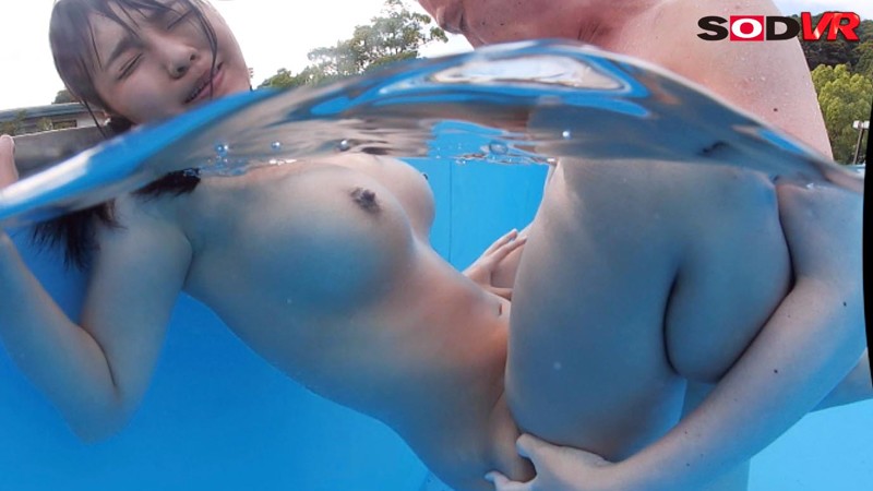 プール痴漢で挿入される女子の水中視点のエロ画像（盗撮VR）