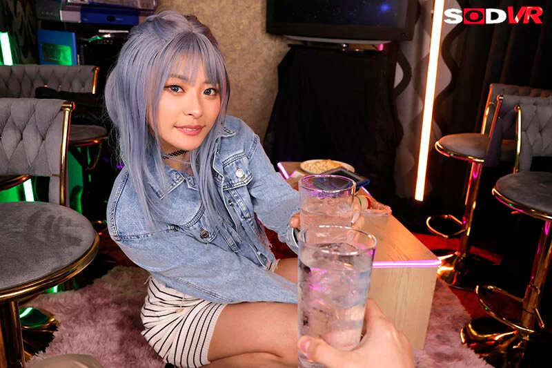 派手髪のバツイチ巨乳ギャルとカラオケで密会するVR画像（似鳥日菜）